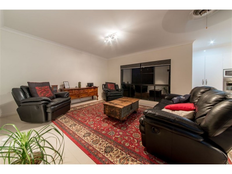 2/39 Beth Crt, Cannonvale QLD 4802