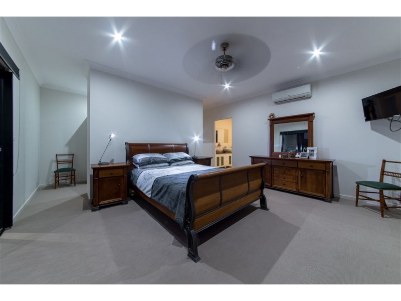 2/39 Beth Crt, Cannonvale QLD 4802