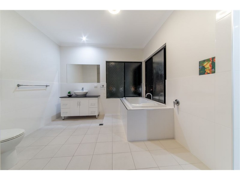 2/39 Beth Crt, Cannonvale QLD 4802