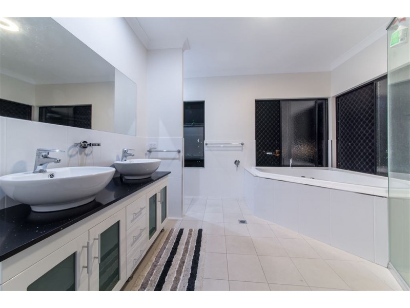2/39 Beth Crt, Cannonvale QLD 4802