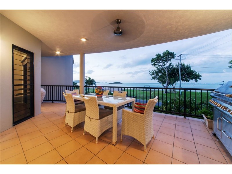 2/36 Coral Esplanade, Cannonvale QLD 4802
