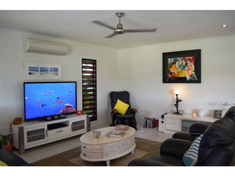 16 Parker Road, Cannonvale QLD 4802