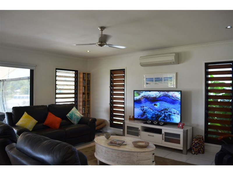 16 Parker Road, Cannonvale QLD 4802