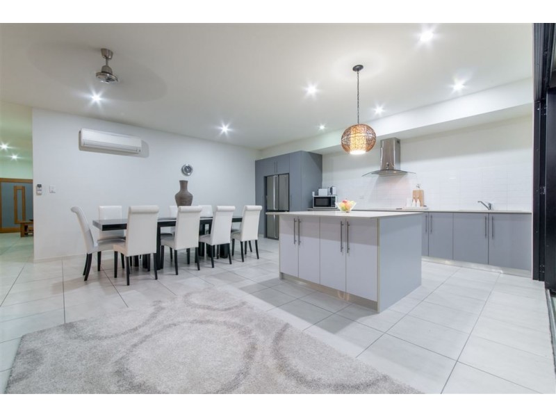 20 Whitehaven Crescent, Cannonvale QLD 4802