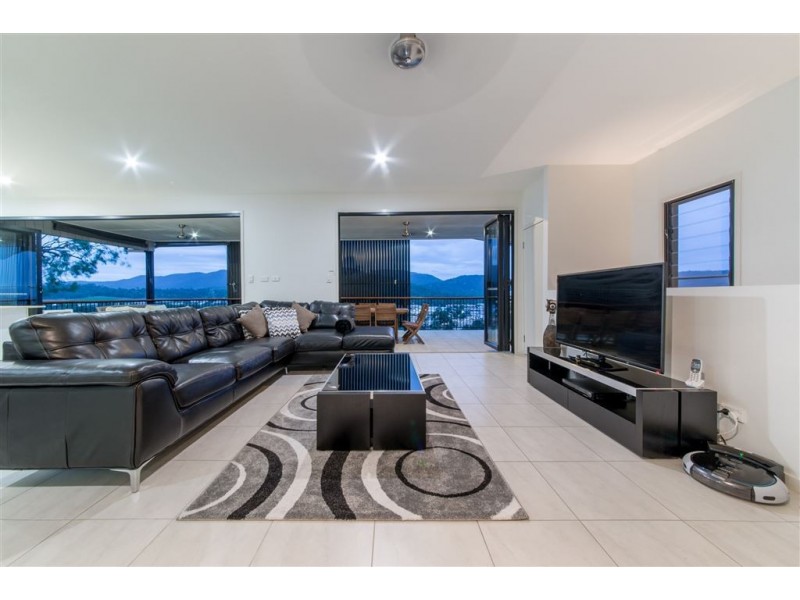 20 Whitehaven Crescent, Cannonvale QLD 4802