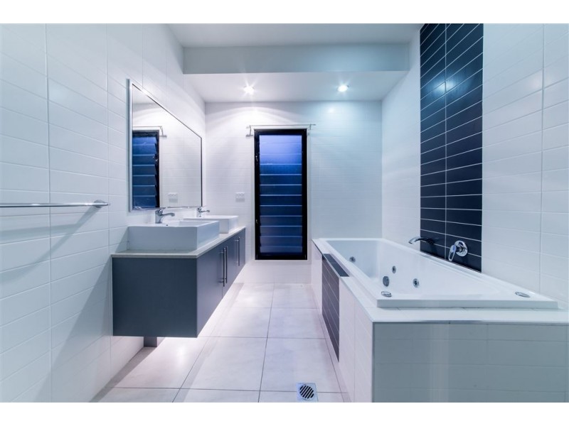 20 Whitehaven Crescent, Cannonvale QLD 4802