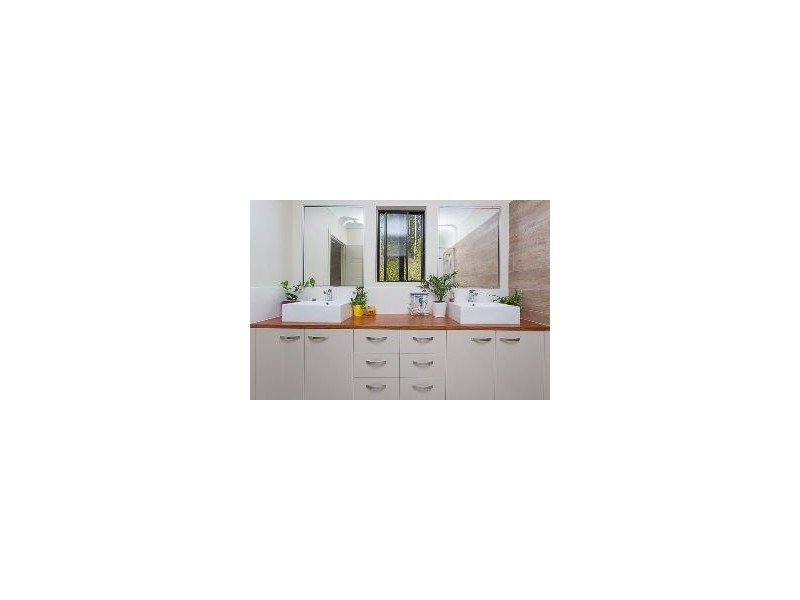 70 Valley Drive, Cannonvale QLD 4802