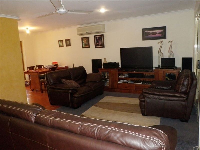 4 Cateran close, Cannonvale QLD 4802