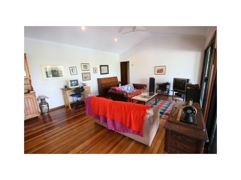 10 Macona Crescent, Cannonvale QLD 4802