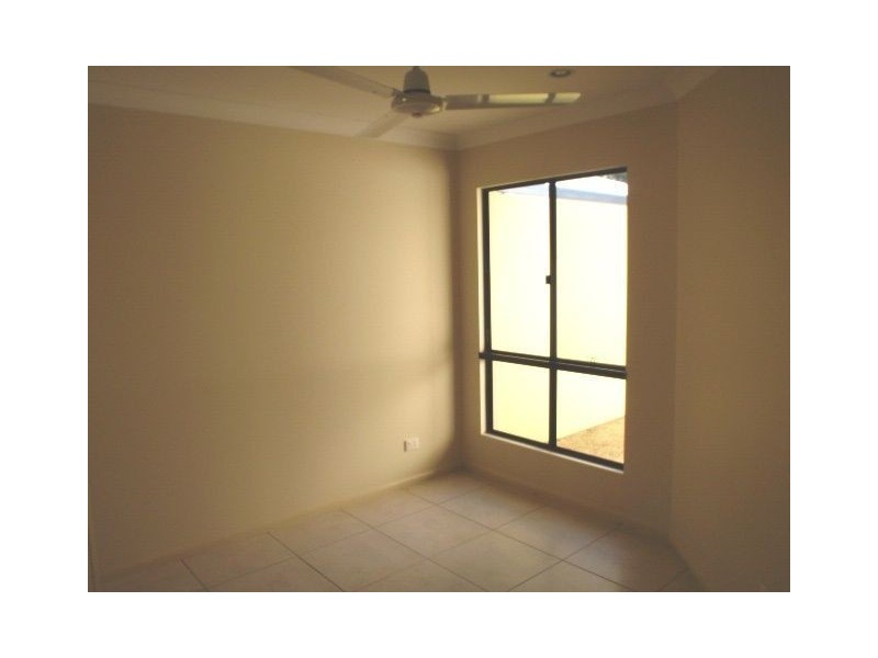 2/11 South Molle Boulevard, Cannonvale QLD 4802