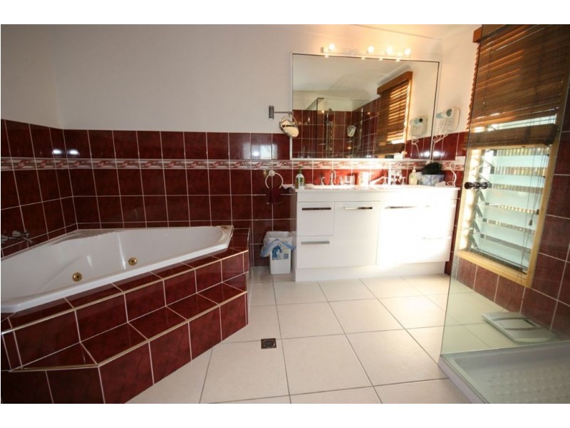 25 Island Drive, Cannonvale QLD 4802