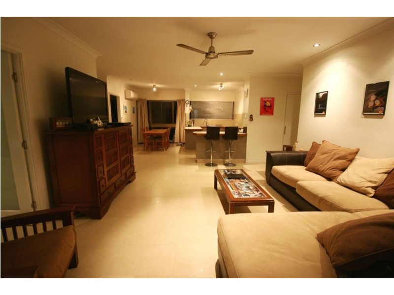 4/2 Eshelby Drive, Cannonvale QLD 4802