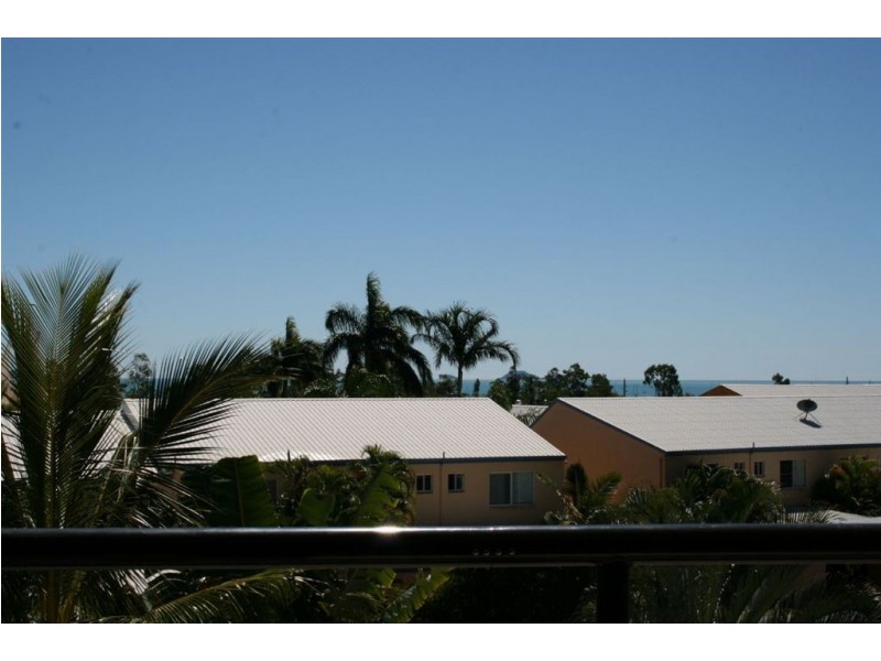 4/2 Eshelby Drive, Cannonvale QLD 4802