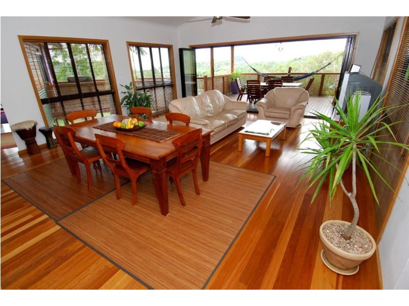 6 Daydream Court, Cannonvale QLD 4802