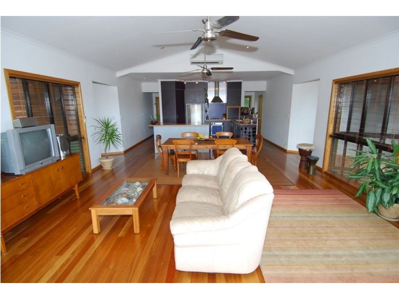 6 Daydream Court, Cannonvale QLD 4802