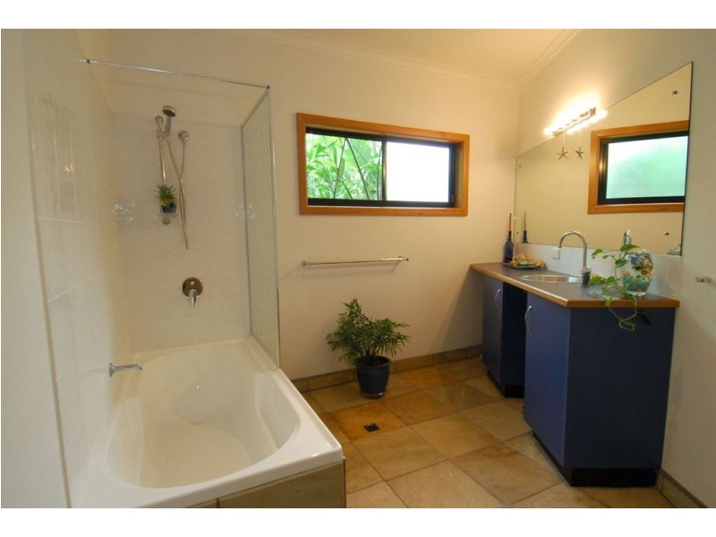 6 Daydream Court, Cannonvale QLD 4802