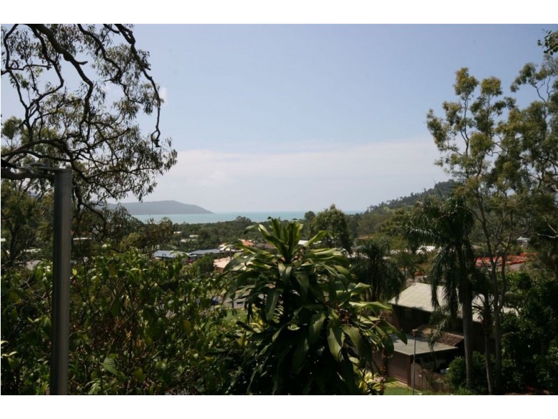 8 Barnes Place, Cannonvale QLD 4802