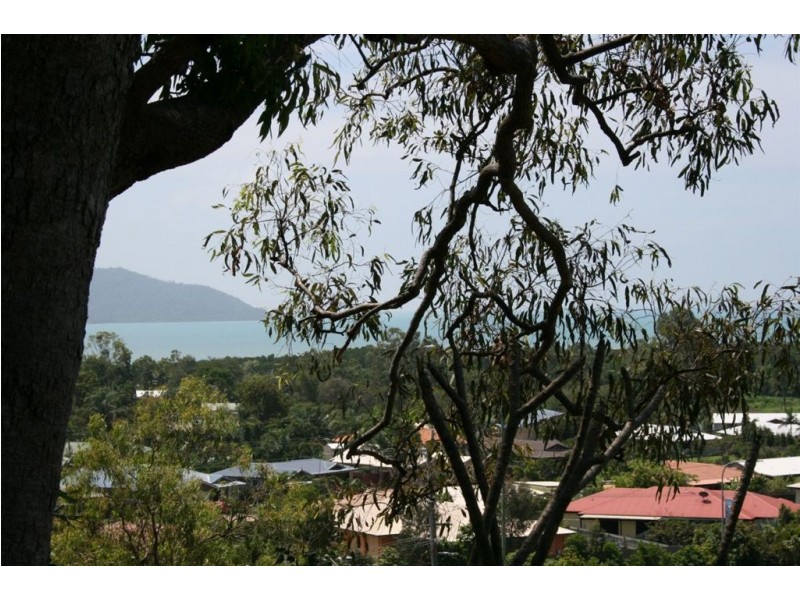 8 Barnes Place, Cannonvale QLD 4802