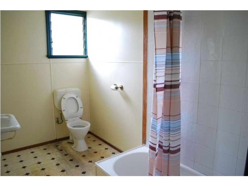 7 Beach Road, Cannonvale QLD 4802