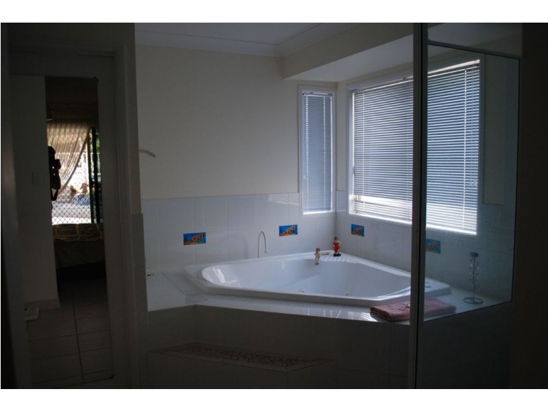 17 Links Drive, Cannonvale QLD 4802