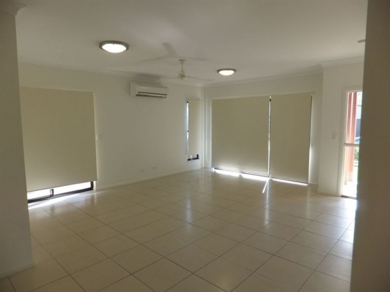 2/42 Endeavour Cct, Cannonvale QLD 4802