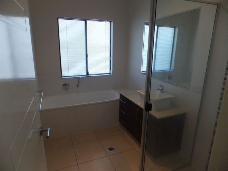 2/42 Endeavour Cct, Cannonvale QLD 4802