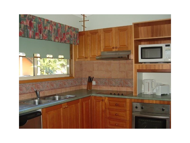 6 William Close, Cannonvale QLD 4802