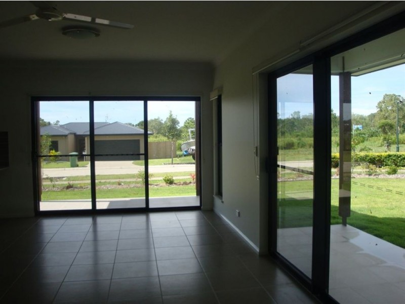 1/4 Endeavour Circuit, Cannonvale QLD 4802