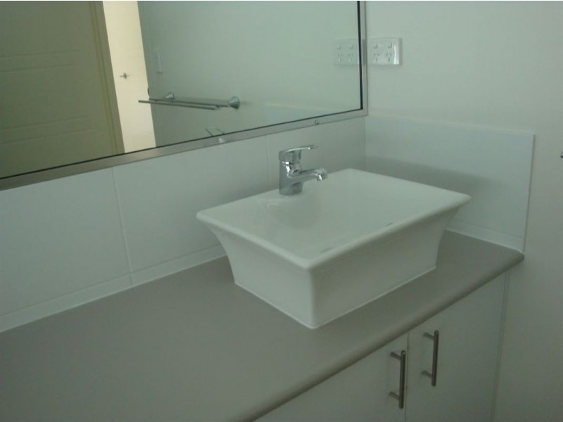 1/4 Endeavour Circuit, Cannonvale QLD 4802