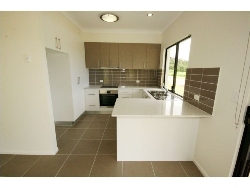1/4 Endeavour Circuit, Cannonvale QLD 4802