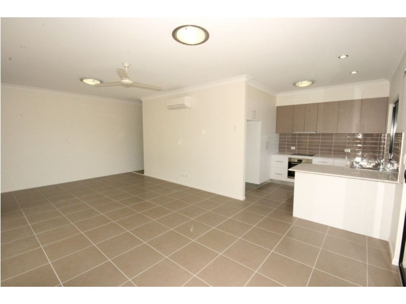 1/4 Endeavour Circuit, Cannonvale QLD 4802