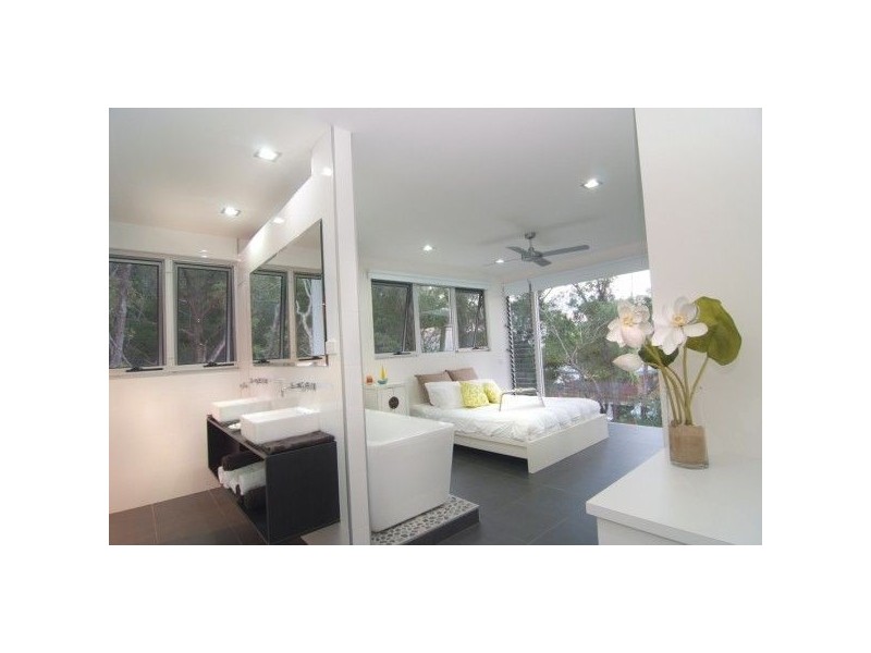 5 Harbour Ave, Shute Harbour QLD 4802