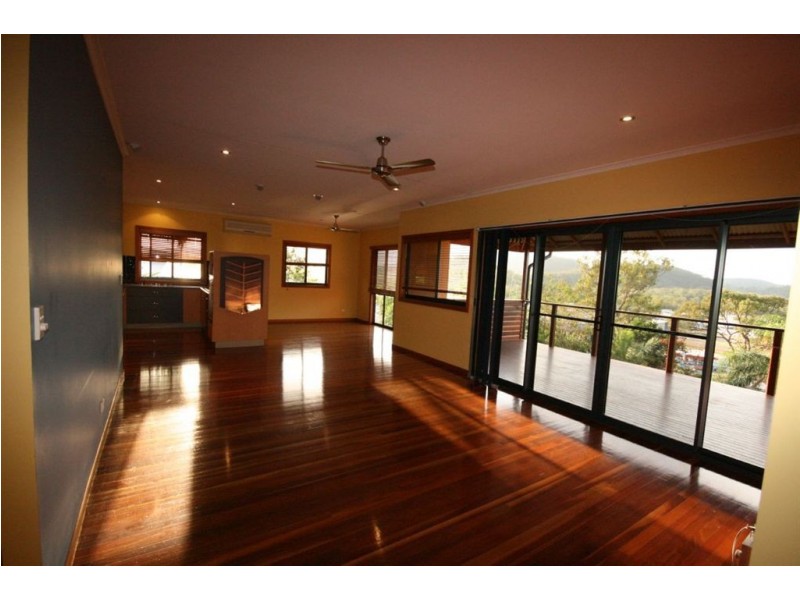 8 Whitehaven Crescent, Cannonvale QLD 4802