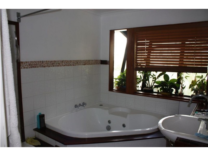 4 Illuka Street, Cannonvale QLD 4802