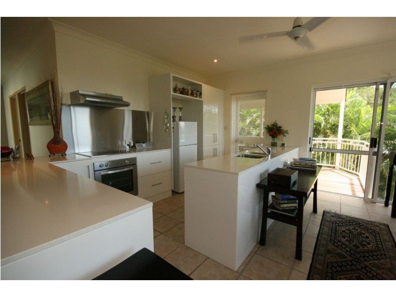 14 Passage Avenue, Shute Harbour QLD 4802