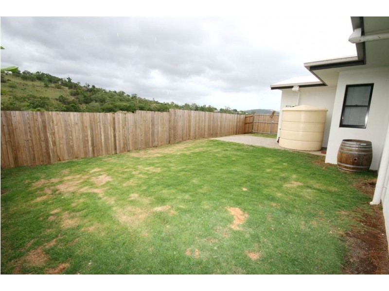 2/4 Endeavour Circuit, Cannonvale QLD 4802