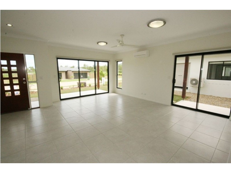 2/4 Endeavour Circuit, Cannonvale QLD 4802
