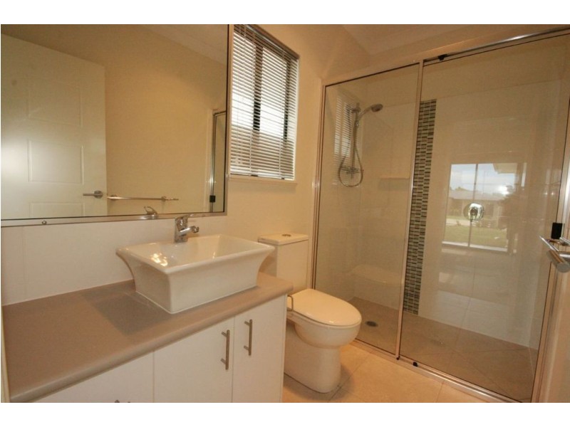 2/4 Endeavour Circuit, Cannonvale QLD 4802