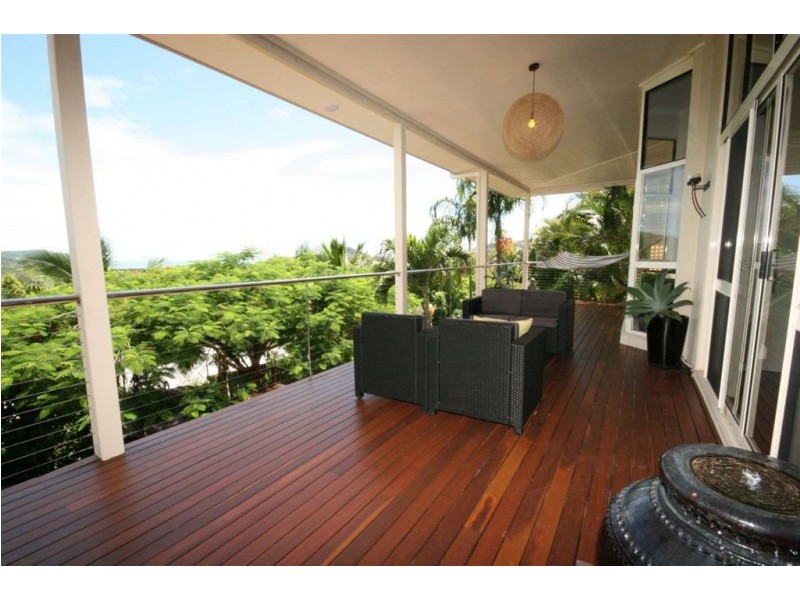 6 Whitehaven Cres, Cannonvale QLD 4802