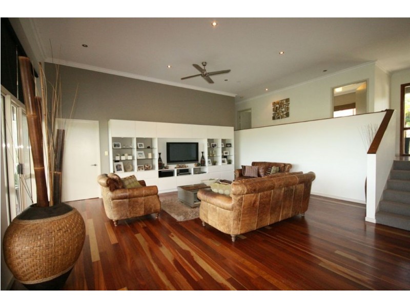 6 Whitehaven Cres, Cannonvale QLD 4802