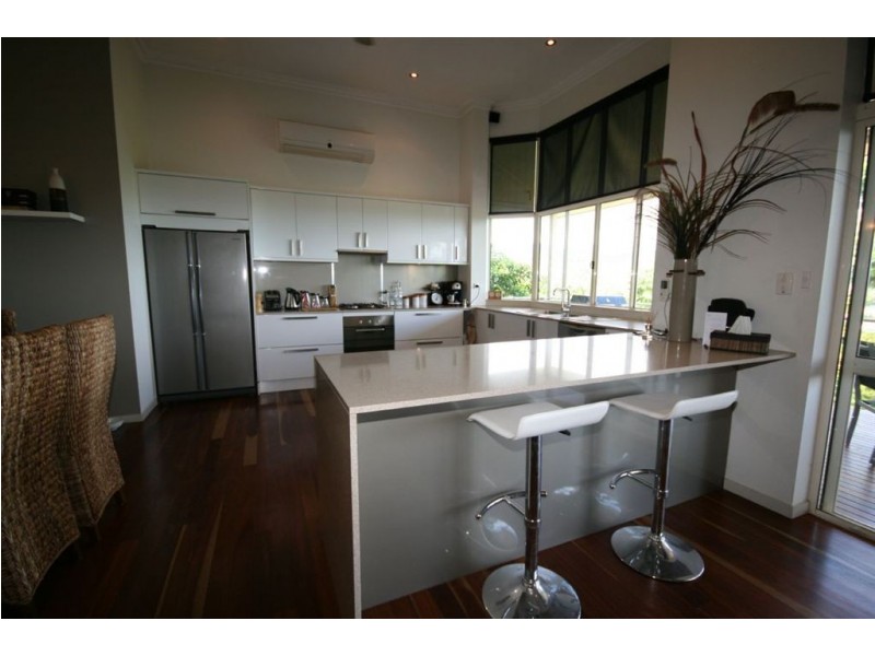 6 Whitehaven Cres, Cannonvale QLD 4802