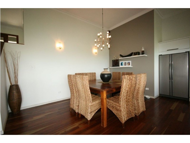 6 Whitehaven Cres, Cannonvale QLD 4802