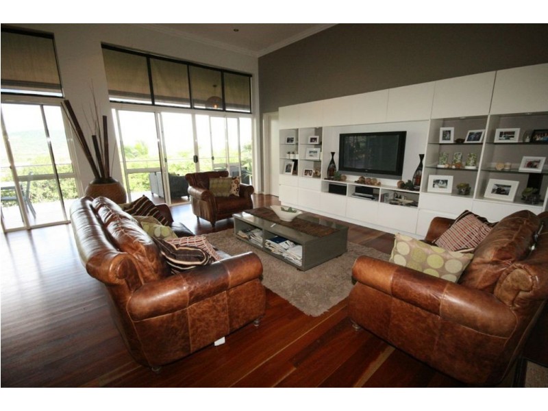 6 Whitehaven Cres, Cannonvale QLD 4802