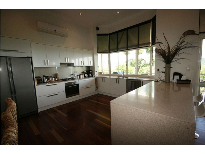 6 Whitehaven Cres, Cannonvale QLD 4802