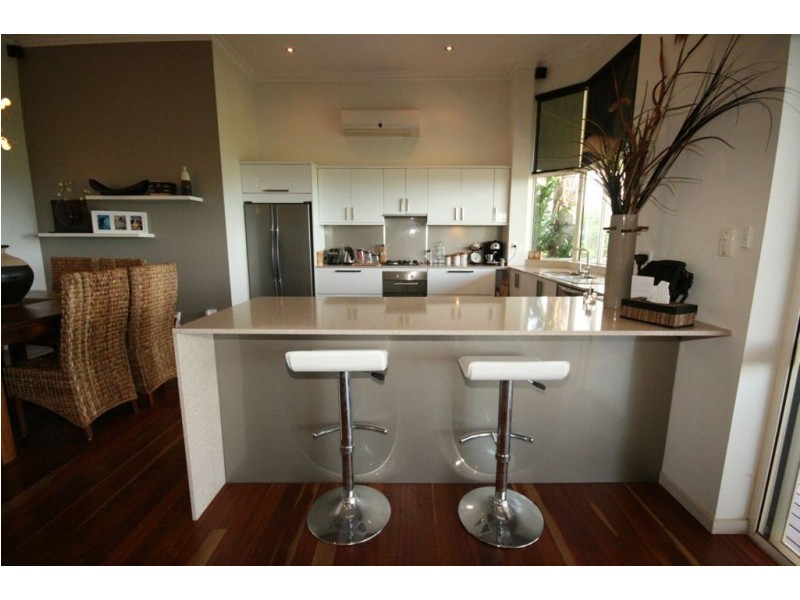 6 Whitehaven Cres, Cannonvale QLD 4802