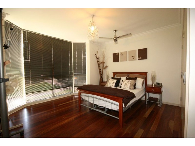 6 Whitehaven Cres, Cannonvale QLD 4802