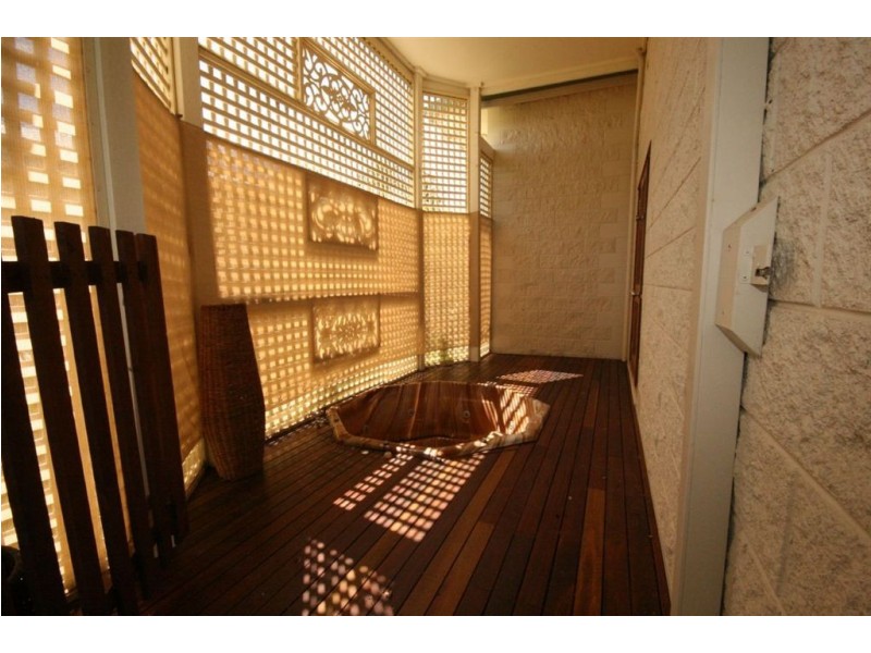 6 Whitehaven Cres, Cannonvale QLD 4802