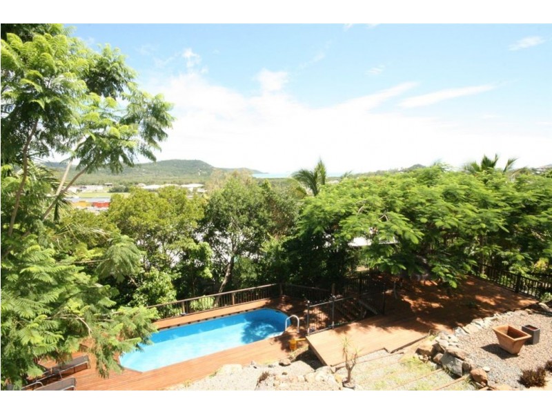 6 Whitehaven Cres, Cannonvale QLD 4802