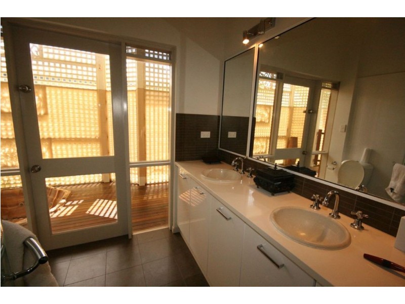 6 Whitehaven Cres, Cannonvale QLD 4802