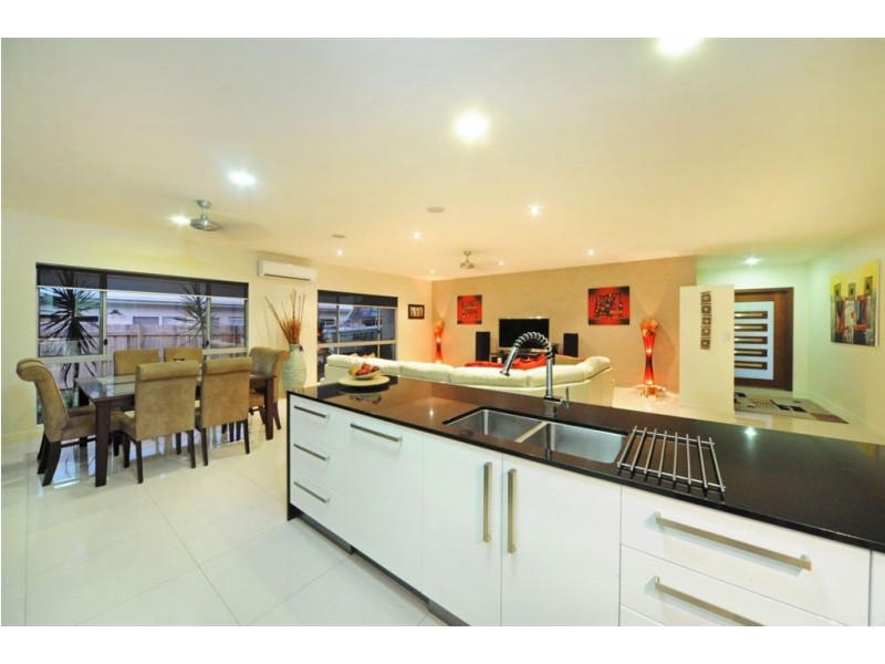 38 Parker Road, Cannonvale QLD 4802